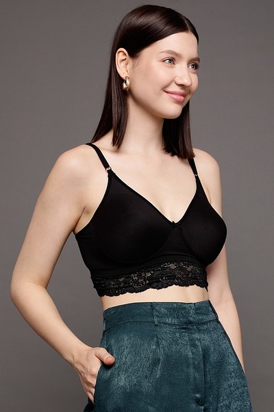 https://image.clovia.com/media/clovia-images/images/400x600/clovia-picture-non-wired-full-figure-lightly-padded-spacer-cup-bralette-in-black-lace-635355.jpg?q=90