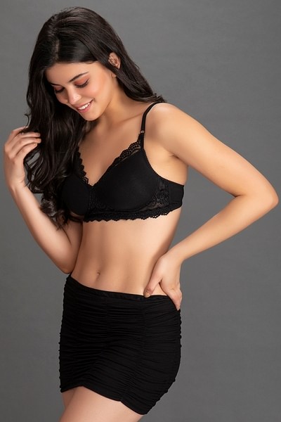 Buy Padded Non-Wired Full Coverage T-shirt Bra in Black Online India, Best  Prices, COD - Clovia - BR2093P13