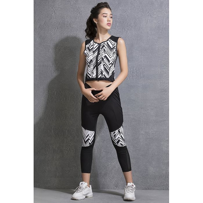 

Clovia Black Gym/Sports Printed Activewear T-Shirt & Tights - AS0084P18, White