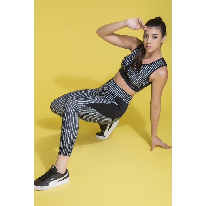 

Clovia Medium Impact Padded Striped Print Sports Bra & Ankle-Length Tights in Black - ASC057B13