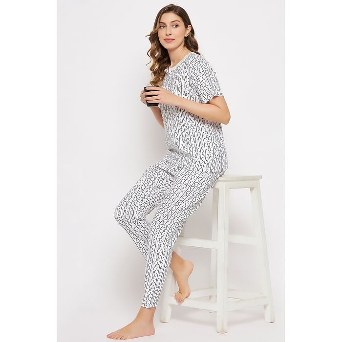 

Clovia Geometric Print Top & pyjama Set in White - 100% Cotton - LS0643P18