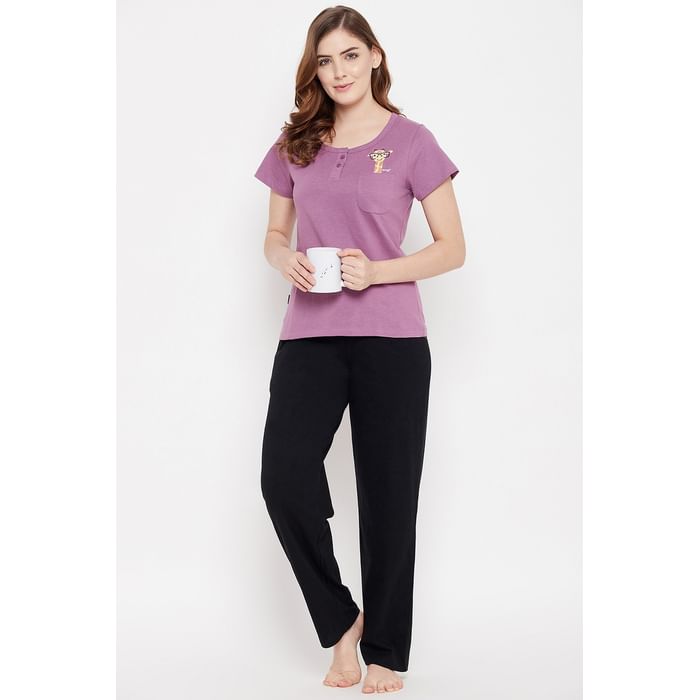 

Clovia Giraffe Emoji Print Top & Solid Pyjama Set in Lilac - 100% Cotton - LS0599P15, Purple