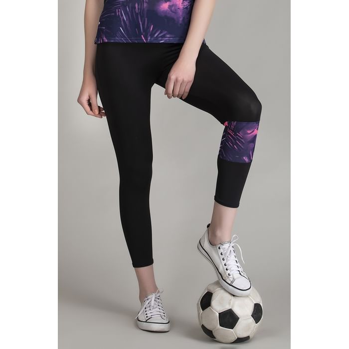 

Clovia Active Capri Tights with Printed Panel & Waistband Zipper in Black - AB0036P13