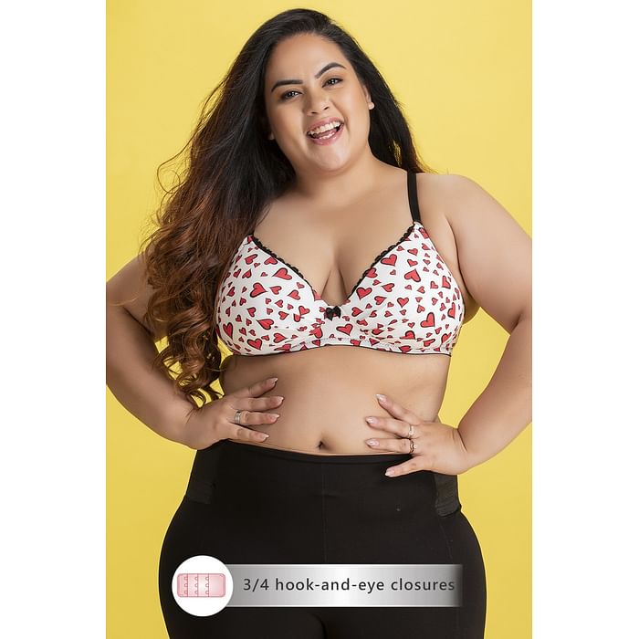 

Clovia Padded Non-Wired Full Cup Heart Print T-shirt Bra in White - Cotton - BR1407A18