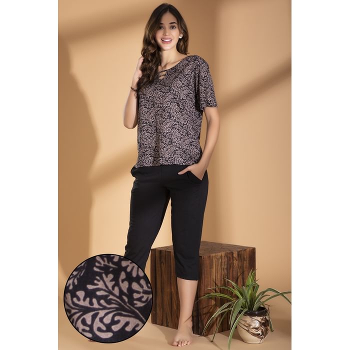 

Clovia Pretty Florals Top & Solid Capri Set in Black - Cotton Rich - LS0164P13