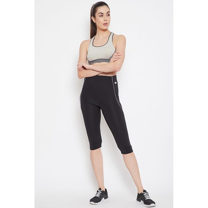 Clovia - Clovia Snug Fit Mid-Rise Active Capri in Black – AB0062P13